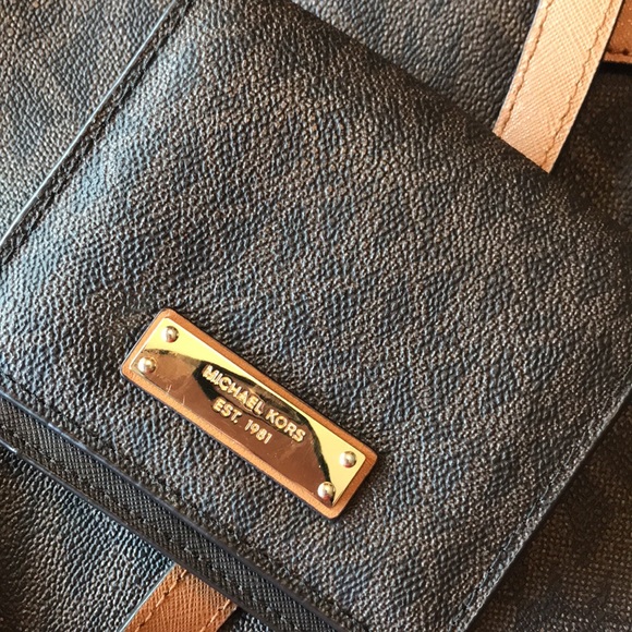 Michael Kors bag WITH travel wallet in brown - Picture 9 of 10